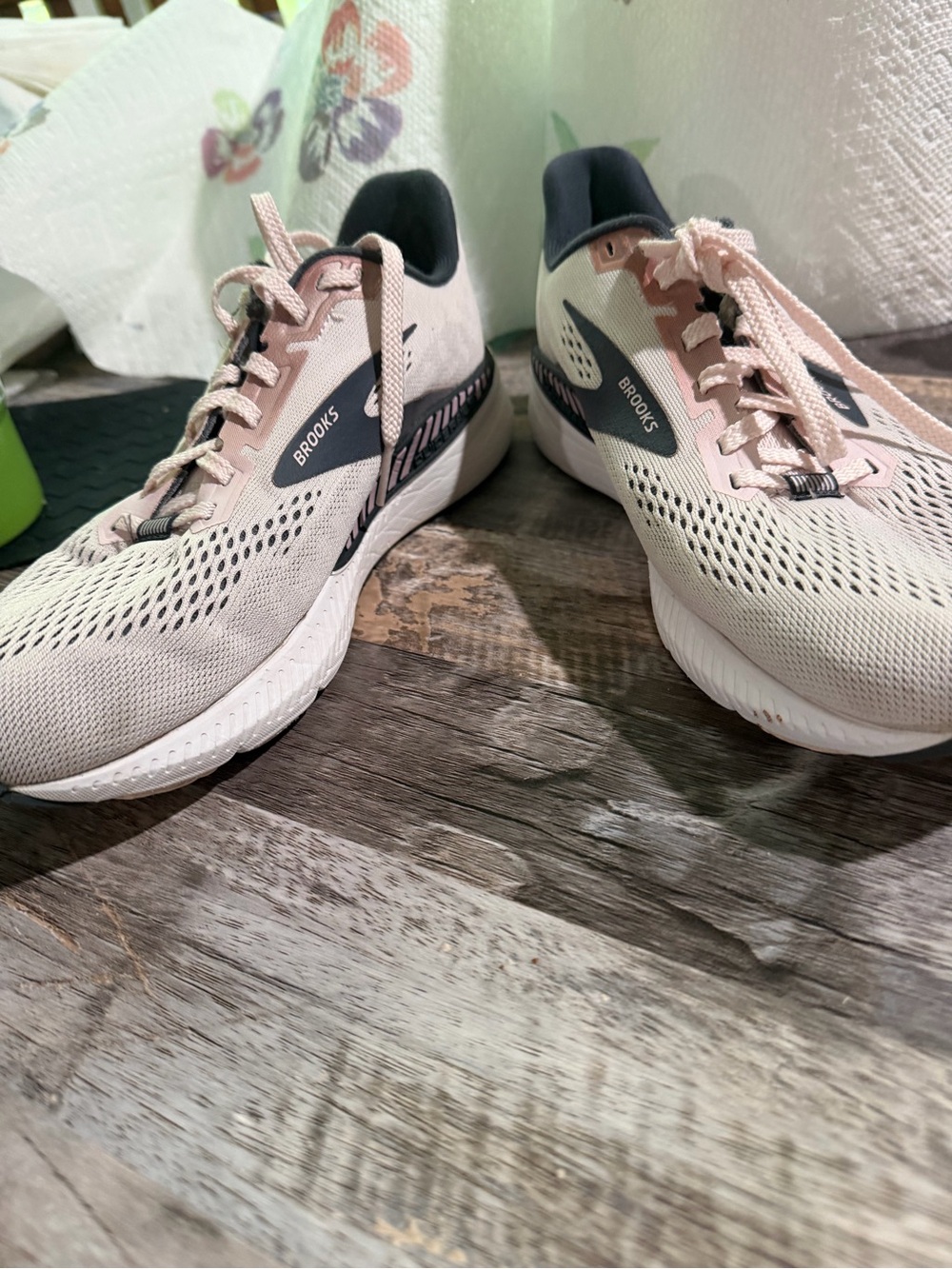 Brooks Women’s size 8.5 Athletic Shoes — Light Pink with Gray Accents - Picture 5 of 9